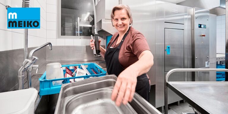 UPster K dishwasher with smiling operator pans and dishes to front